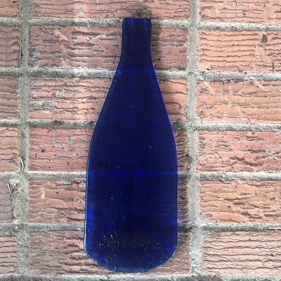 Recycled Blue Glass Wine Bottle Cheese Tray, Cheese Slicer, Server & Napkins - Picture 3 of 11